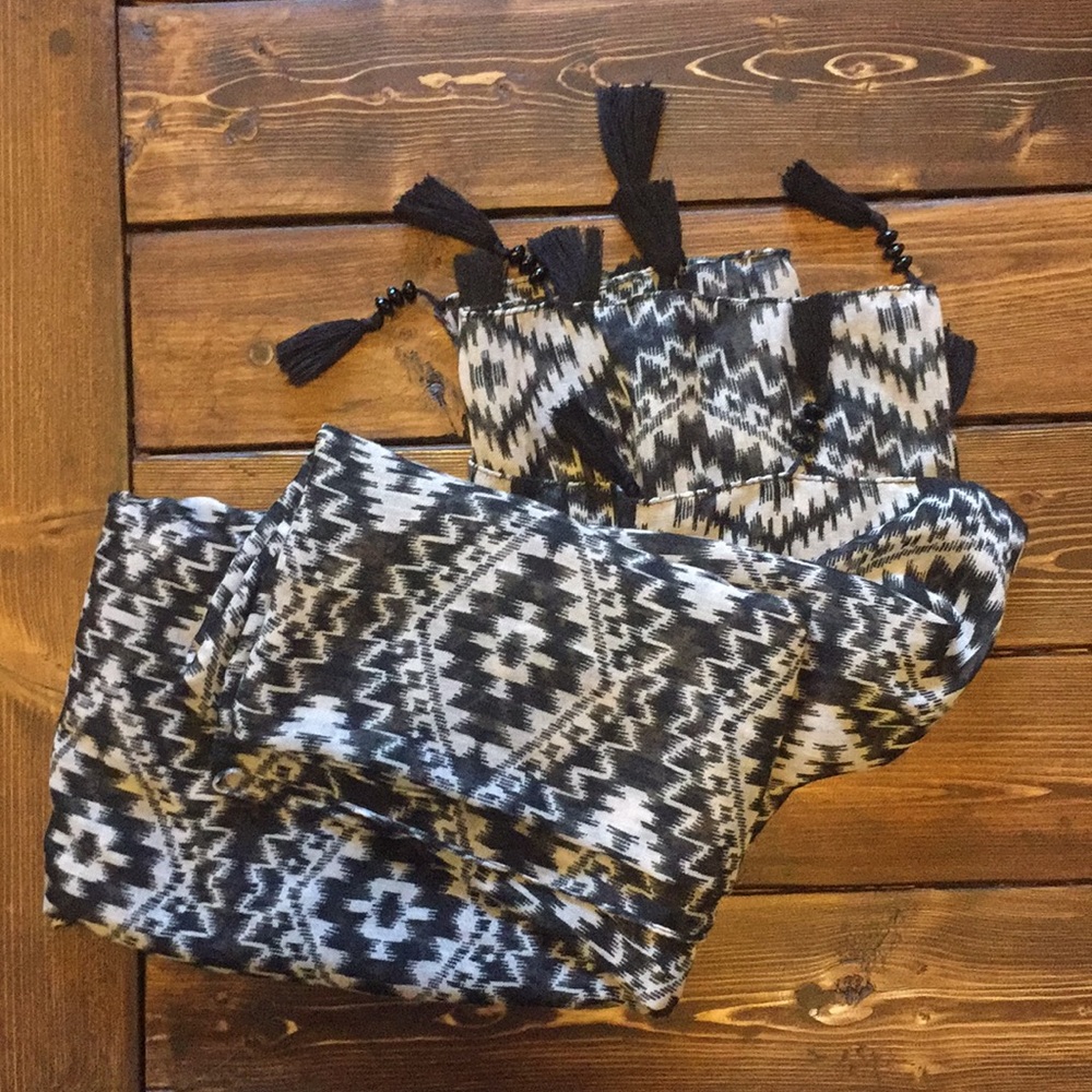 Black and white scarf